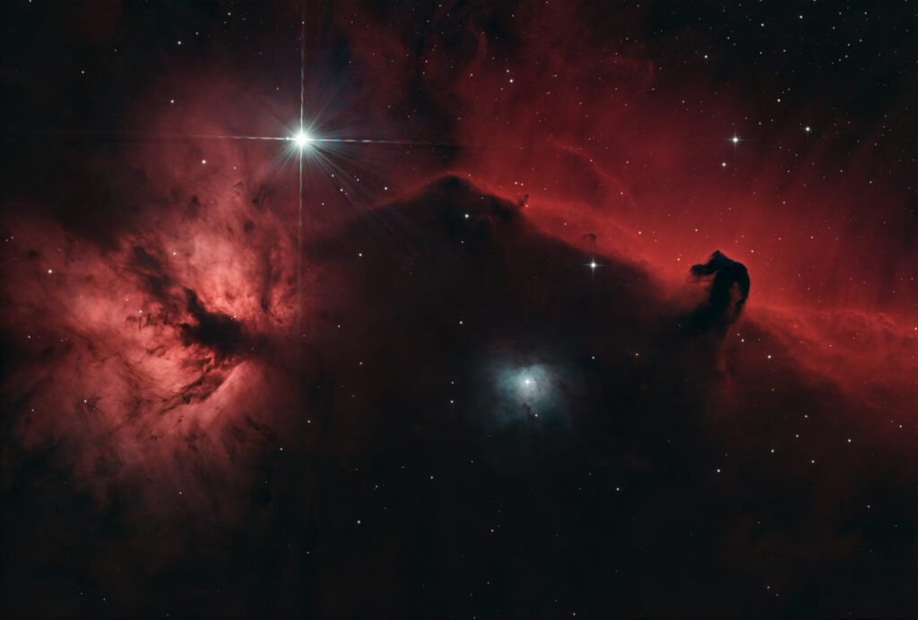 Astrofoto des Pferdekopfnebels IC 434 im Sternbild Orion mit dunkler Staubwolke vor leuchtendem H-alpha-Emissionsnebel