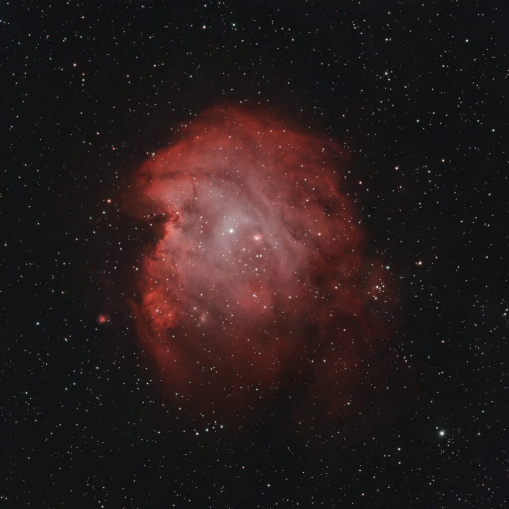 Astrofoto des Affenkopfnebels NGC 2175 im Sternbild Orion mit H-alpha-Emissionen, leuchtenden Filamenten und dunklen Staubwolken