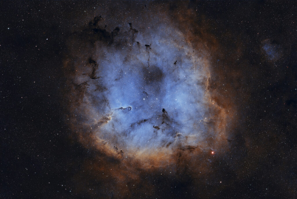 Astrofoto von IC 1396 im Sternbild Kepheus als SHO-Version mit Emissionsnebeln, dunklen Staubwolken und Elefantenrüsselnebel