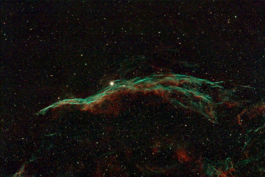 Astrofoto des Hexenbesennebels NGC 6960 im Sternbild Schwan mit feinen OIII- und H-alpha-Filamenten des Cirrusnebels
