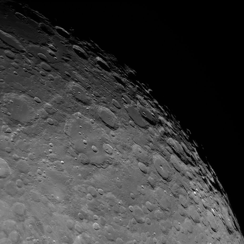Astrofoto eines Mondausschnitts mit Kratern, Mare und plastischen Schatten nahe der Terminatorlinie