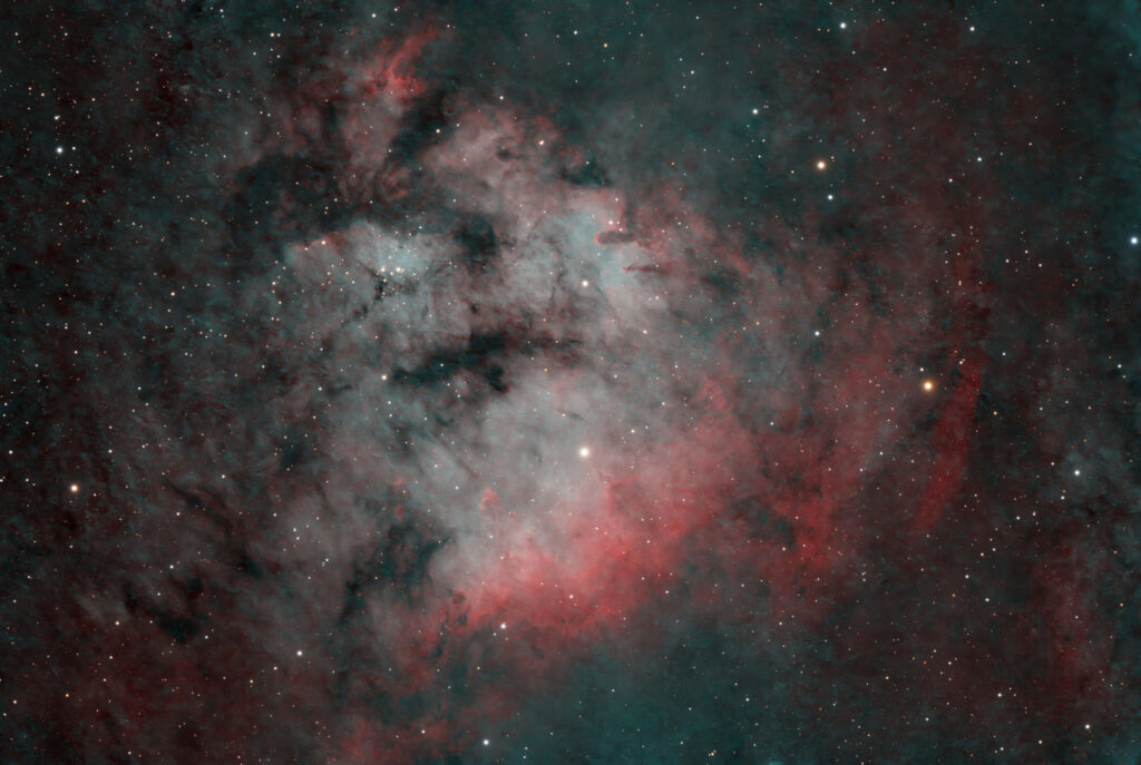 Astrofoto des Emissionsnebels SH2-171 im Sternbild Kepheus mit leuchtenden H-alpha-Strukturen und dem Sternhaufen Berkeley 59