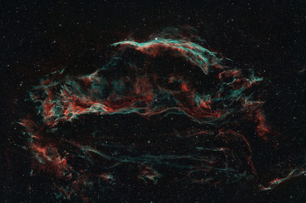 Astrofoto des Cirrusnebels im Sternbild Schwan mit filigranen Nebelfasern, NGC 6992, NGC 6995, NGC 6960 und IC 1340