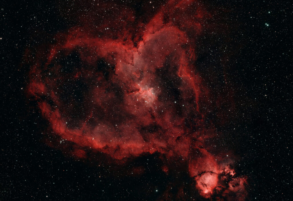 Astrofoto des Herznebels IC 1805 im Sternbild Kassiopeia mit rotem Wasserstoffnebel und dem Sternhaufen Melotte 15