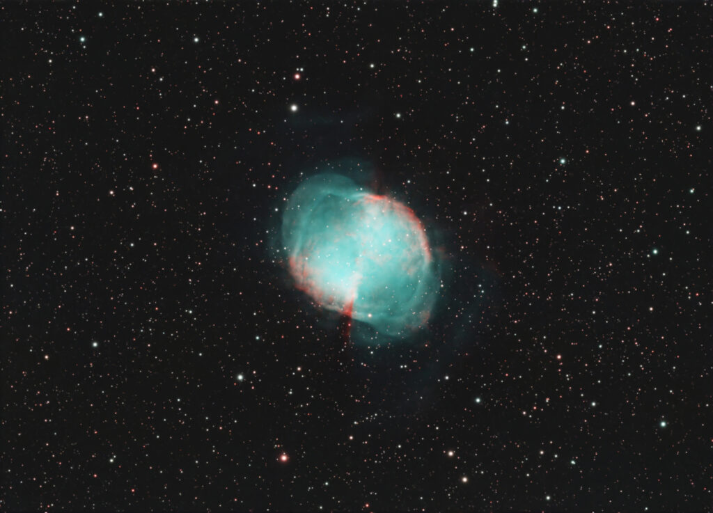 Astrofoto des Hantelnebels M27 im Sternbild Fuchs mit leuchtenden H-alpha- und OIII-Gasstrukturen