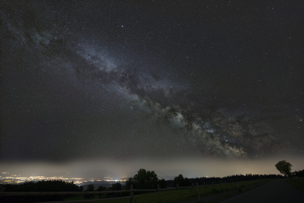Astrofoto der Milchstrasse über Horben in der Schweiz mit galaktischem Zentrum, Sternenband und nächtlicher Landschaft