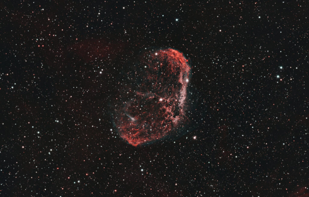 Astrofoto des Crescent Nebels NGC 6888 im Sternbild Schwan mit sichelförmigen H-alpha- und OIII-Filamenten