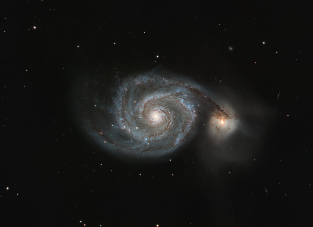 Astrofoto der Whirlpool-Galaxie M51 mit Spiralarmen, Staubbändern und der Begleitgalaxie NGC 5195