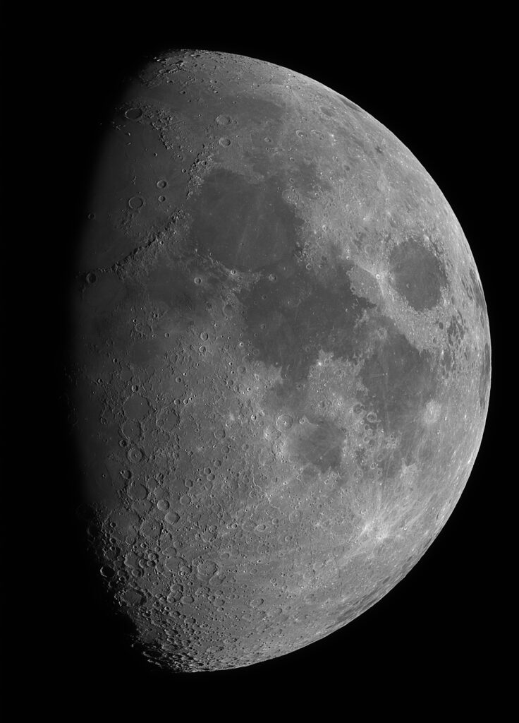 Astrofoto des zunehmenden Mondes mit sichtbaren Mare, Kratern und kontrastreicher Terminatorlinie