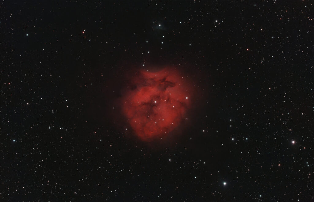 Astrofoto des Kokonnebels IC 5146 im Sternbild Schwan mit rotem Nebel, dunklen Staubwolken und Barnard 168