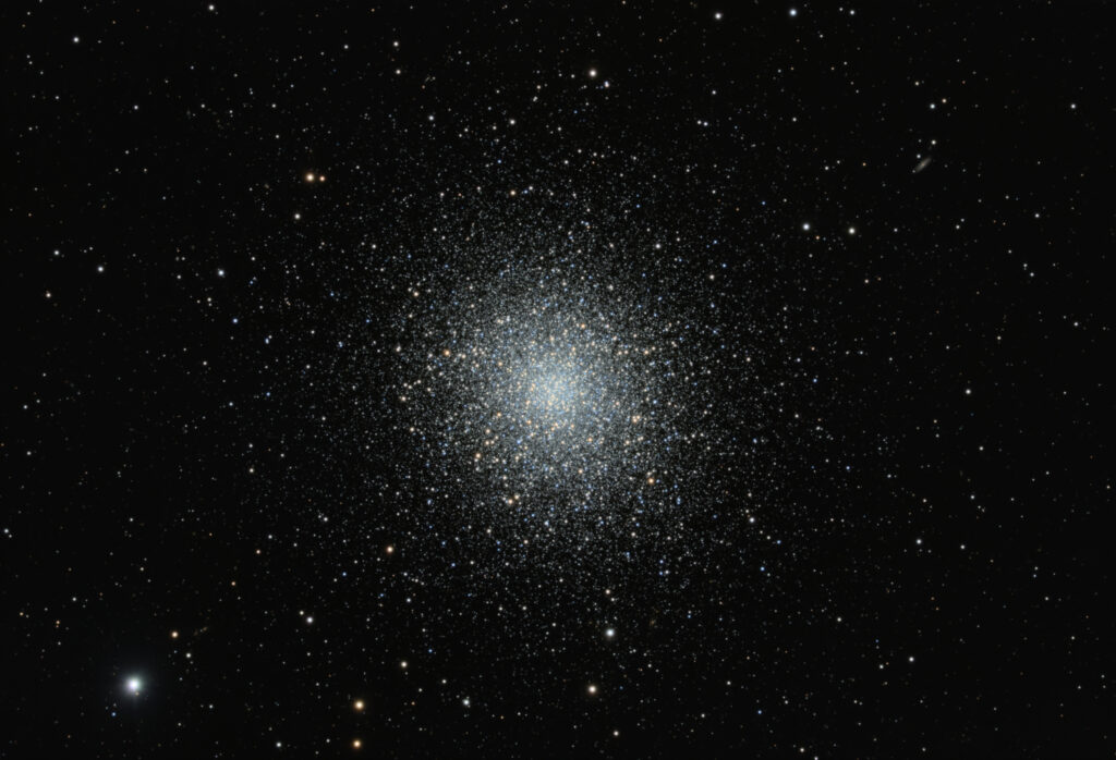 Astrofoto des Kugelsternhaufens M13 im Sternbild Herkules mit dichtem Zentrum aus vielen alten Sternen