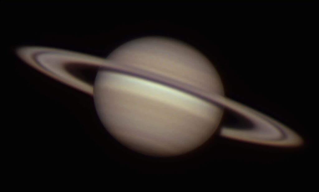 Astrofoto von Saturn mit deutlich sichtbarem Ringsystem und heller Planetenscheibe